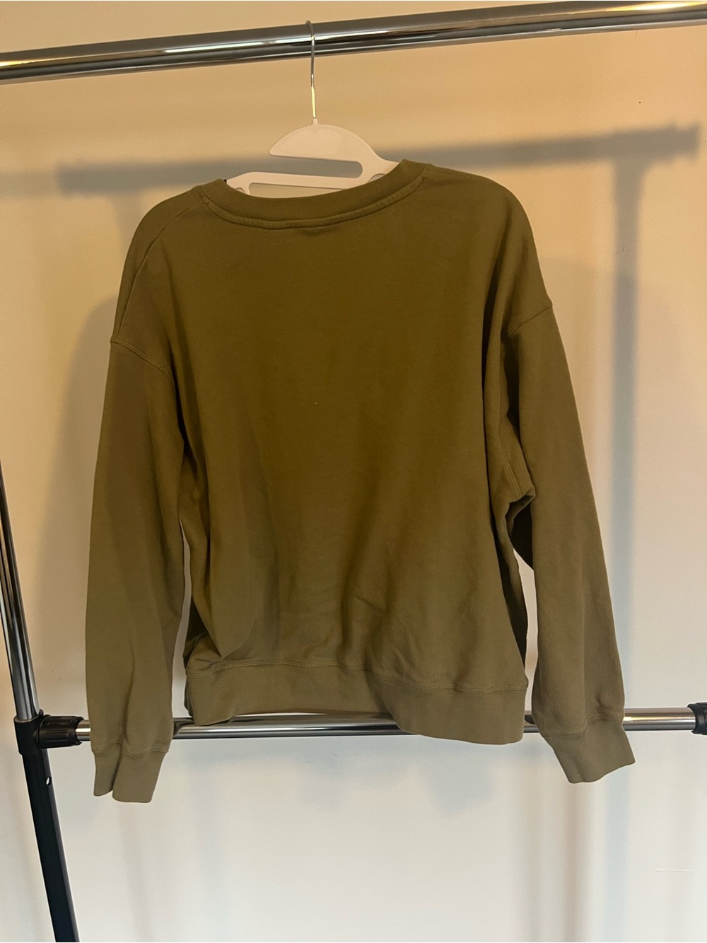 Levi's Olive Crewneck Sweatshirt with Subtle Floral Logo - Picture 2 of 3